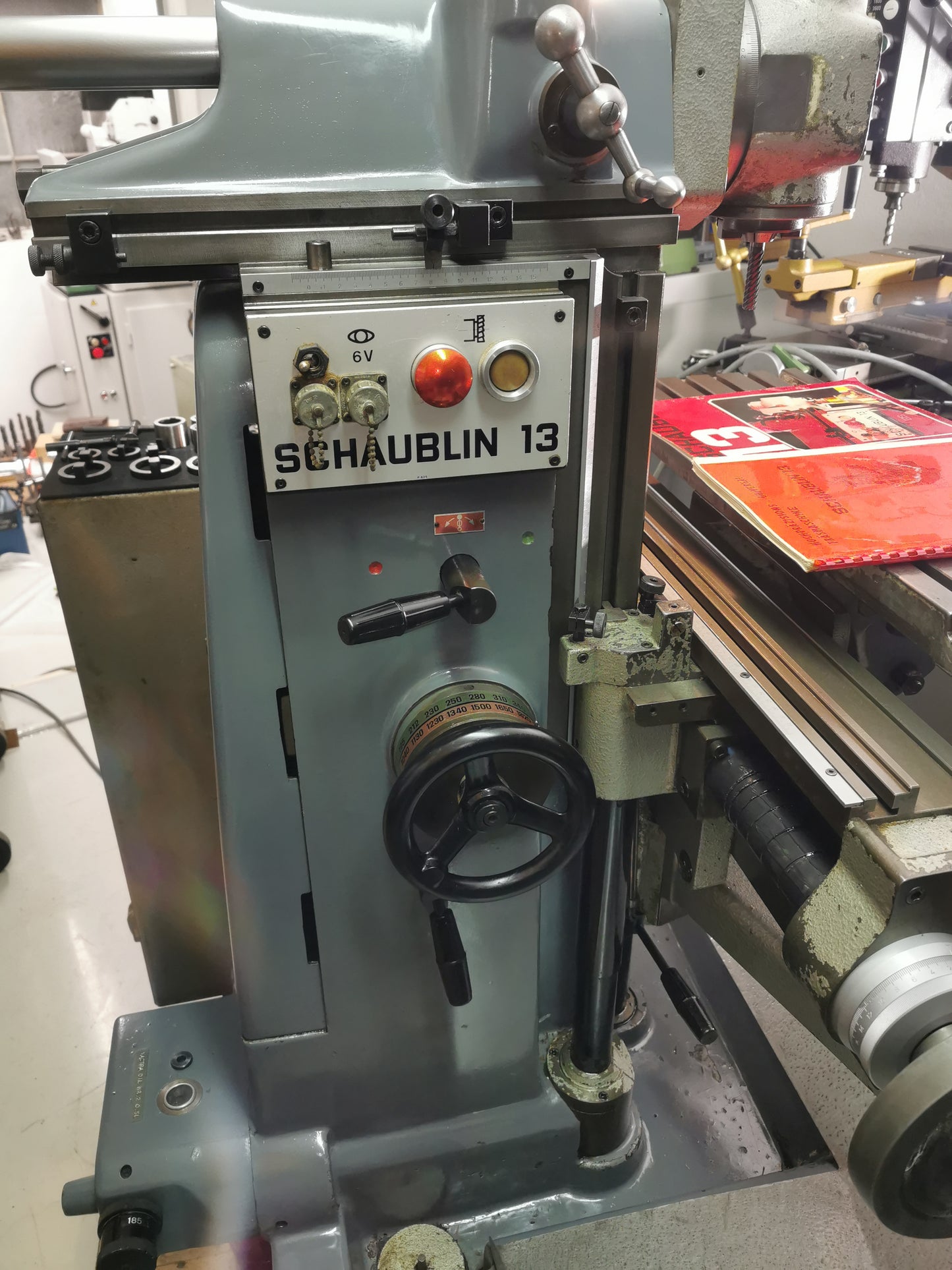 Schaublin 13 Präzisions Fräsmaschine mit Zubehör