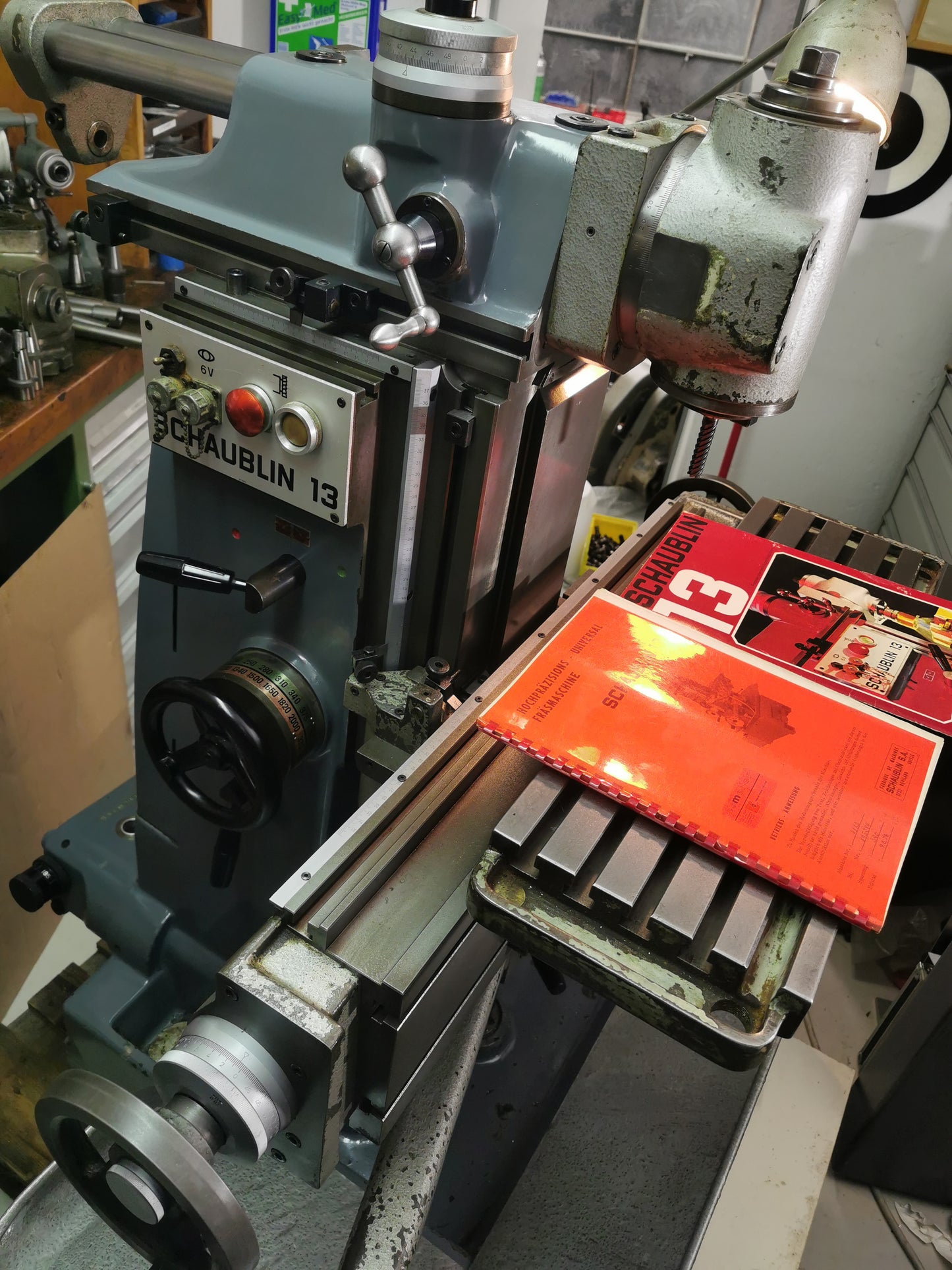 Schaublin 13 Präzisions Fräsmaschine mit Zubehör