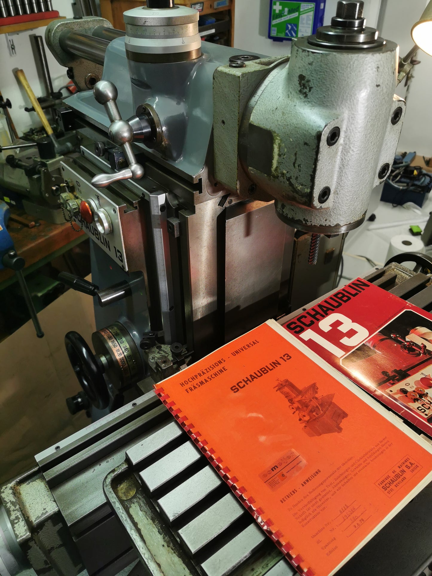 Schaublin 13 Präzisions Fräsmaschine mit Zubehör